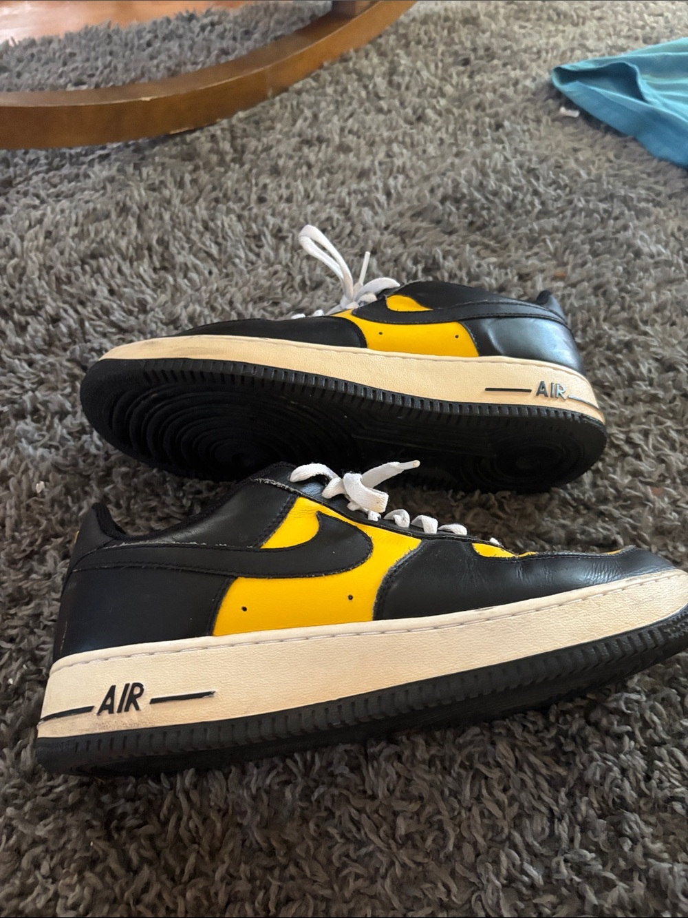 Nike Air Force 1 Low sneakers in a Black/Yellow